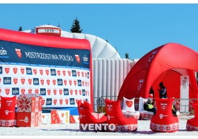 VENTO tent, comfortable poufs and gate with advertising net during competitions.